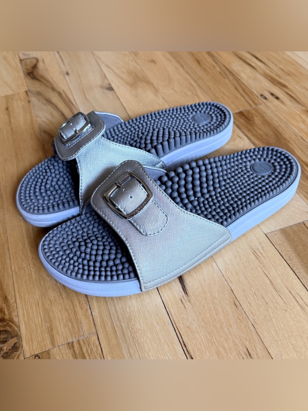 KENKOH CHAI V SILVER SLIDE W/ signature acupressure footbed Women 8 (39) EUC